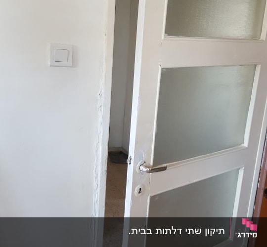 דלת עץ לבנה עם ידית מתכת